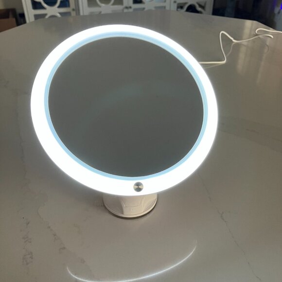 Magnetic Lashes and Lighted Magnifying Mirror - Picture 4 of 6